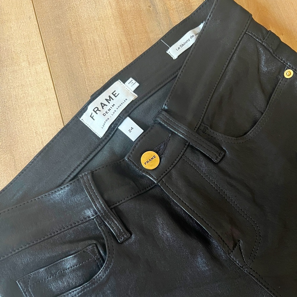 FRAME Le Skinny De Jeanne Leather Pant
in Washed Black.Size:24